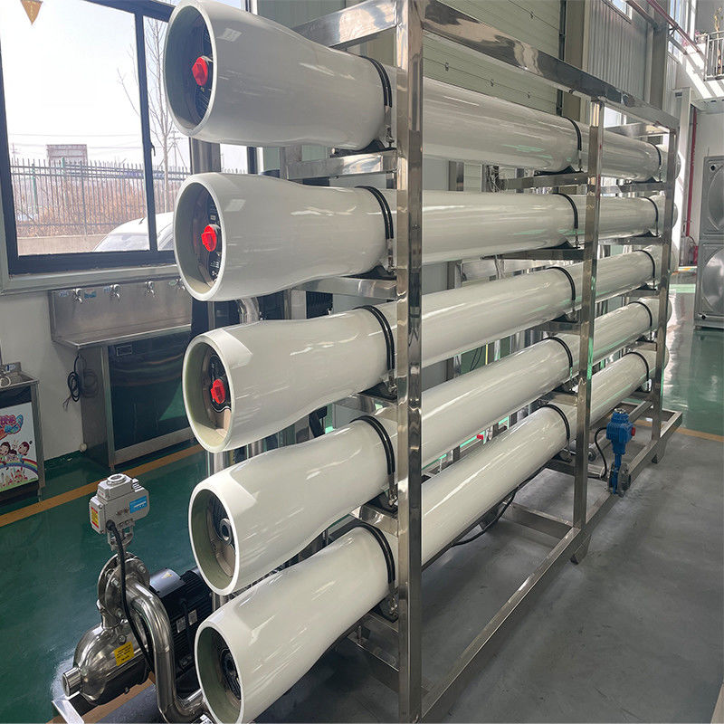 Machines voor het zuiveren van zoutwater in boorputten met een omgekeerd osmosefilter in houten behuizing