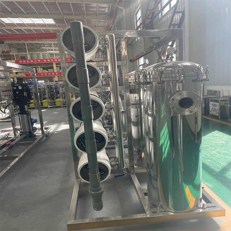 Machines voor het zuiveren van zoutwater in boorputten met een omgekeerd osmosefilter in houten behuizing