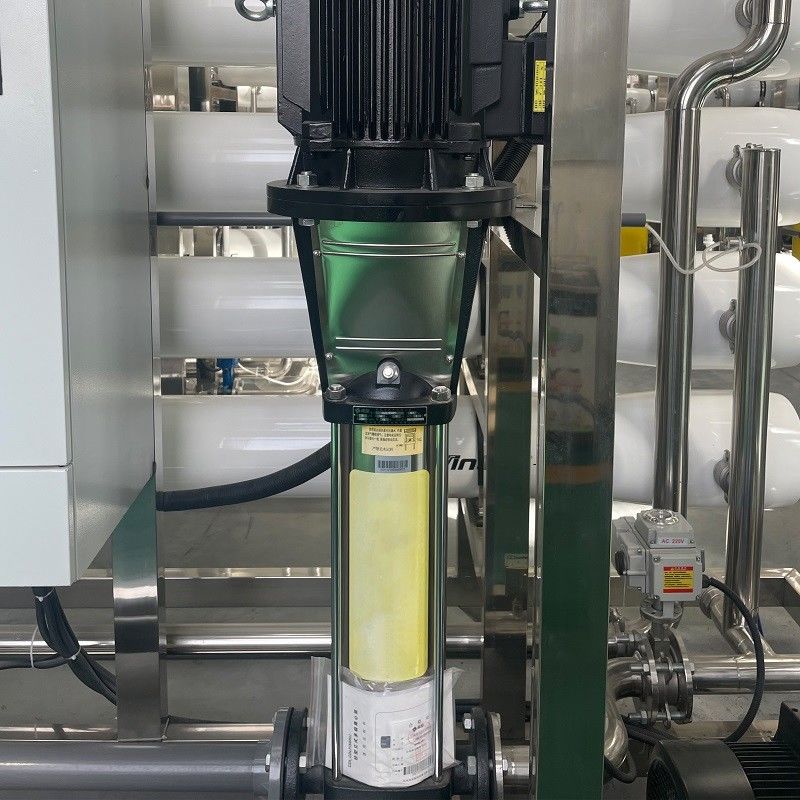 Machines voor het zuiveren van zoutwater in boorputten met een omgekeerd osmosefilter in houten behuizing