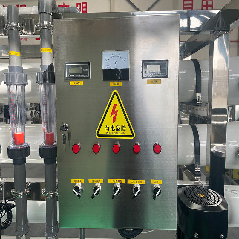 Machines voor het zuiveren van zoutwater in boorputten met een omgekeerd osmosefilter in houten behuizing